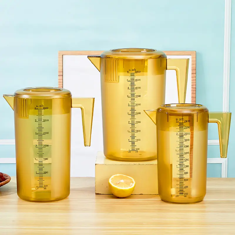 Желтовато-коричневый или прозрачный пластиковый кувшин для холодной воды